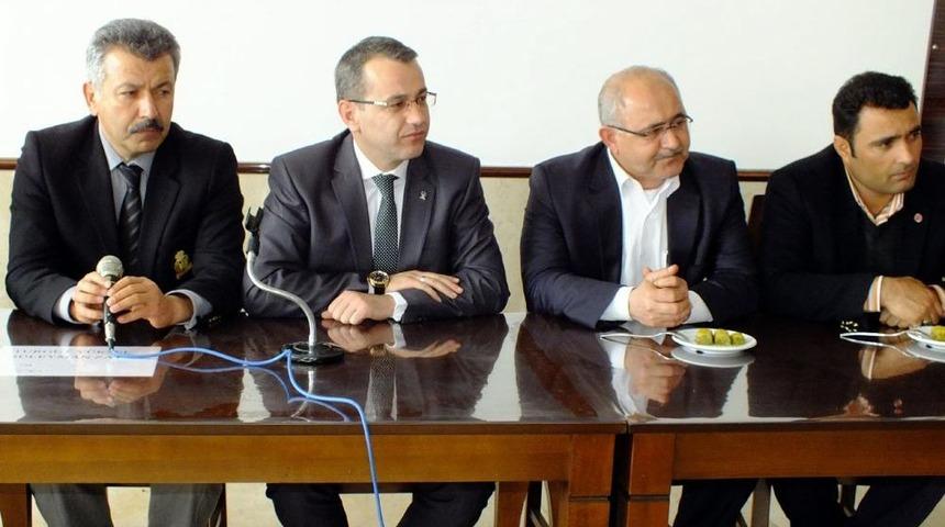 Huzurevi Ziyaretinde Arslantaş&rsquo;a Kara Kalem Portre