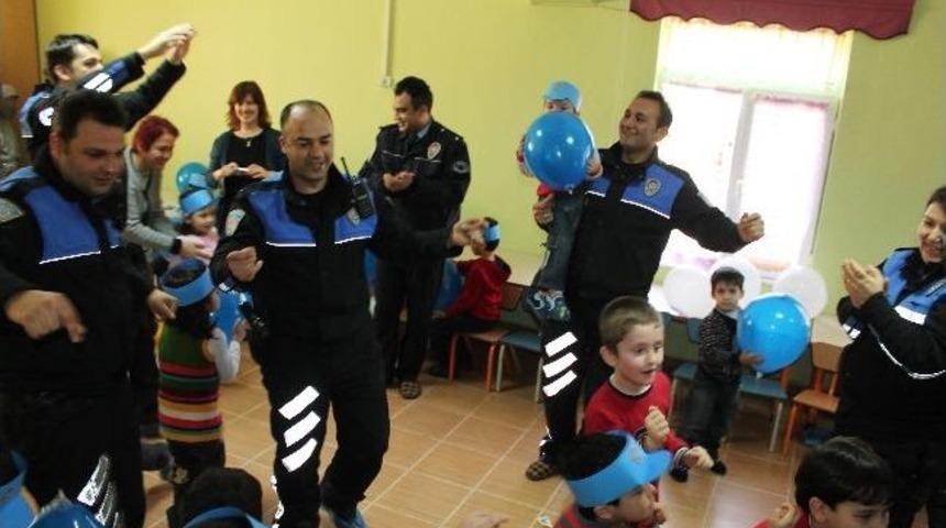 Polisten Gangnam Style Dansı