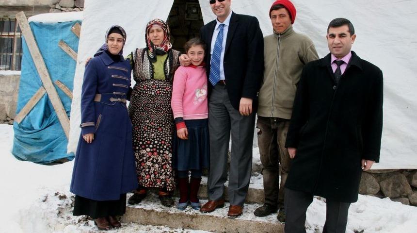 "Annem Gibi Değil &Ouml;ğretmenim Gibi Bir Hayat Yaşamak Istiyorum"