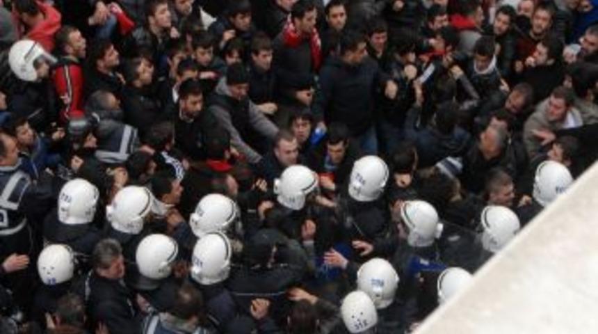 TKP Binasına T&uuml;rk Bayrağı Asılmasına Izin Verilmemesi Tepkiyi B&uuml;y&uuml;tt&uuml;