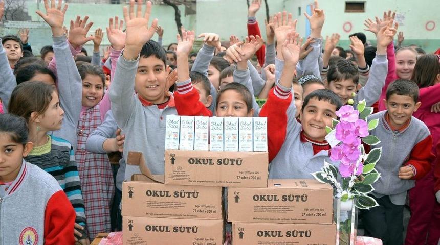 Manisa&rsquo;da Okul S&uuml;t&uuml; Dağıtımına Başlandı