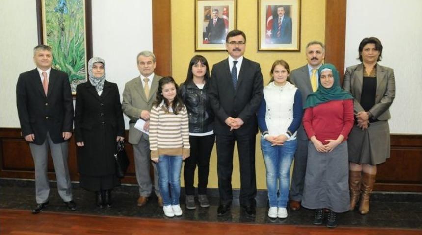 Kız Yetiştirme Yurdunda Kalan &Ouml;ğrencilerinden, Suriyeliler I&ccedil;in Kermes