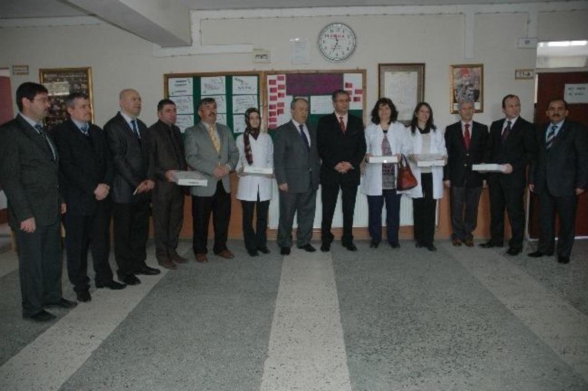 İmam Hatip Lisesi &Ouml;ğretmen Ve &Ouml;ğrencilerine Tablet Bilgisayar Dağıtıldı