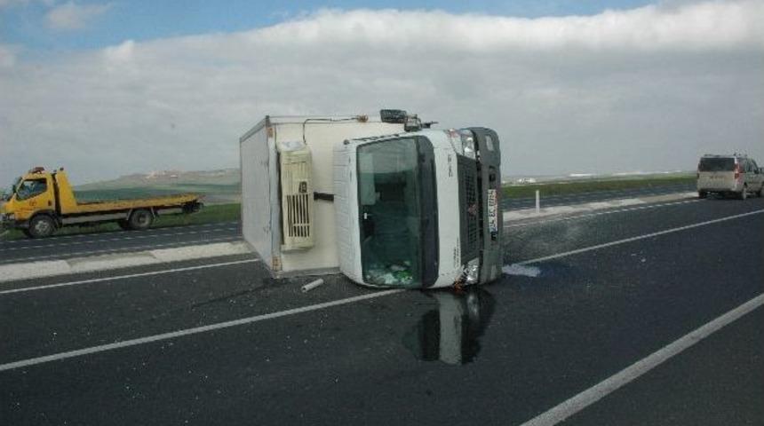 Kontrolden &Ccedil;ıkan Kamyonet Devrildi