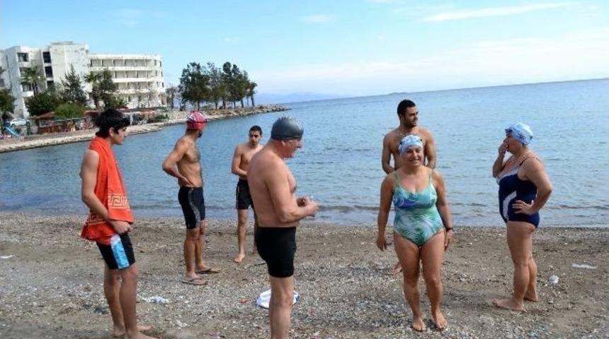 Y&uuml;z&uuml;c&uuml;ler Kış Maratonuna Hazırlık İ&ccedil;in Denize Girdi