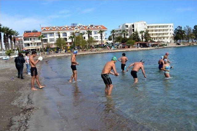 Yüzücüler Kış Maratonuna Hazırlık İçin Denize Girdi