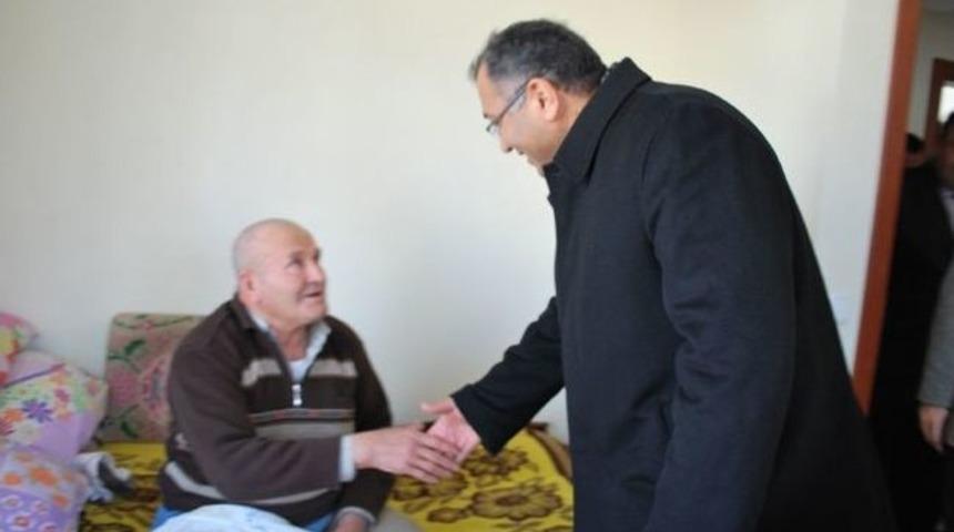 Vali &Ccedil;ift&ccedil;i, Depremzedeyi Yeni Yapılan Evinde Ziyaret Etti