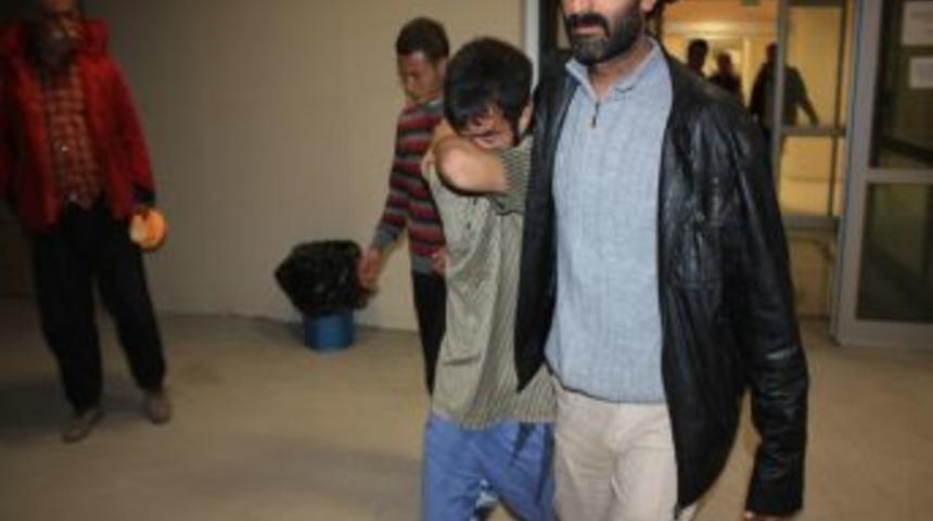 Hırsızlar Ev Sahibinin Oğlunu Bı&ccedil;akladı