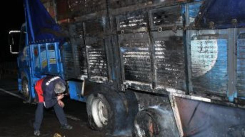 Lastiği Patlayan Kamyonet Alev Topuna Döndü