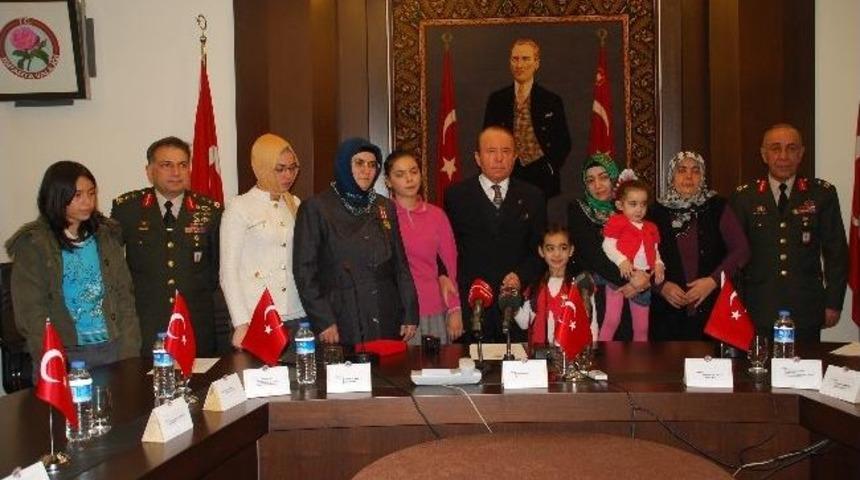 Isparta'da Şehit Ailelerine Devlet &Ouml;d&uuml;n&ccedil; Madalyası