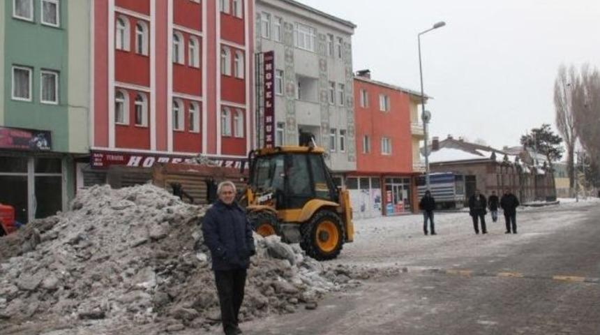 23 Şubat T&ouml;ren Alanı Kar Ve Buzdan Temizlendi