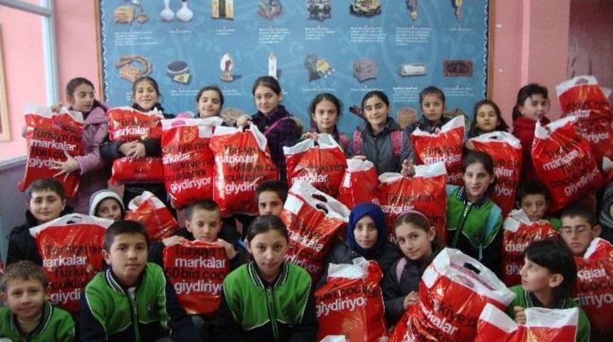 Pazaryolunda &Ouml;ğrencilere Kıyafet Yardımı