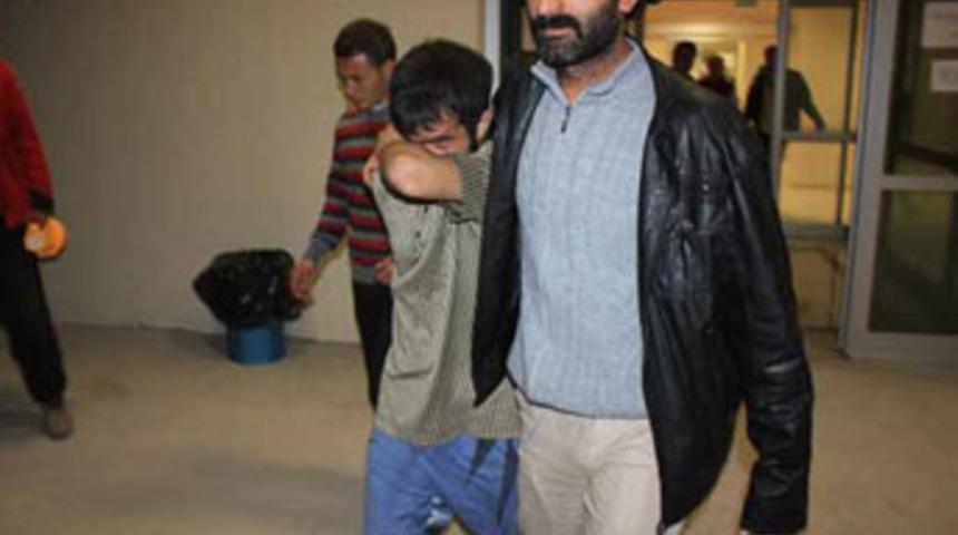 Hırsızlar ev sahibinin oğlunu bı&ccedil;akladı