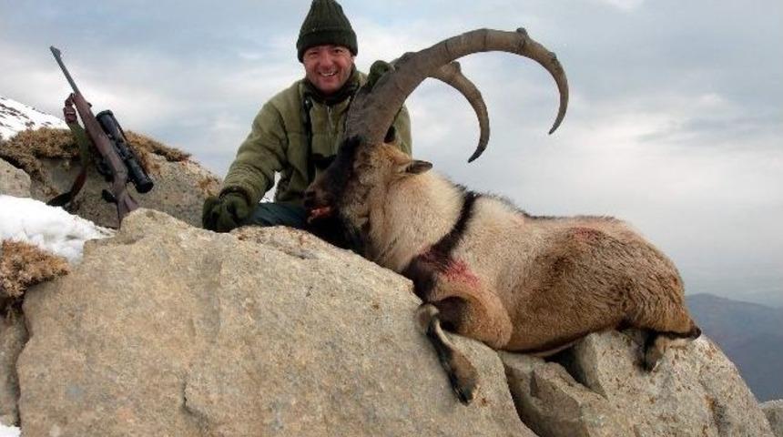 Yabancı Avcılar, Av &Uuml;creti Karşılığında Dağ Ke&ccedil;isi Avlıyor