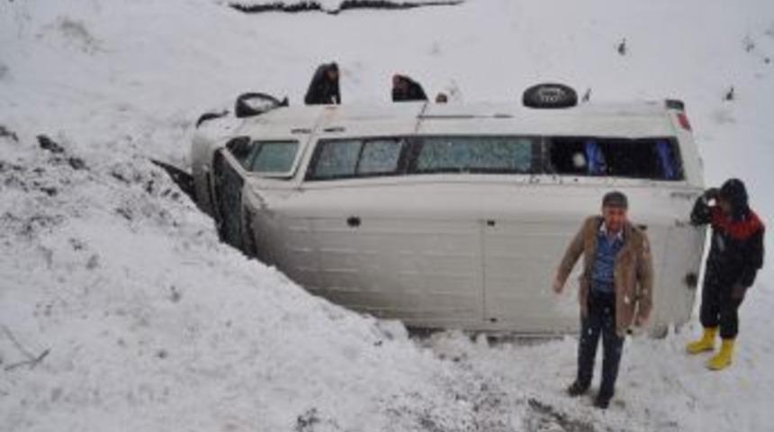 Yozgat&rsquo;ta Yolcu Minib&uuml;s&uuml; Şarampole Devrildi: 20 Kişi Yaralandı