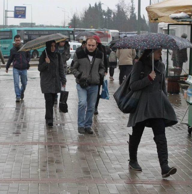 Bursalılar Güne Yağmurla Uyandı