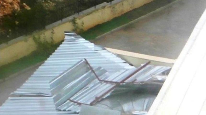 Şiddetli Lodos Demre&rsquo;de &Ccedil;atıları U&ccedil;urdu