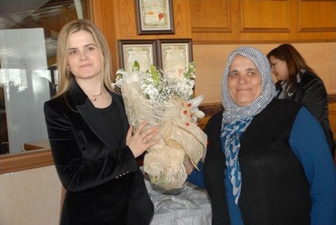 Zeynep &Ccedil;alık&rsquo;tan Şehit Ailelerine Yemek