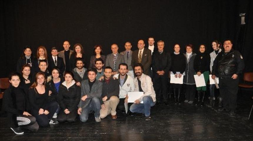 Tiyatro Ve Oyunculuk B&ouml;l&uuml;m&uuml;n&uuml;n 13 &Ouml;ğrencisi Sertifika Aldı