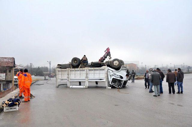 Kamyon Şarampole Yuvarlandı, Sürücü Kazadan Hafif Sıyrıklarla Kurtuldu