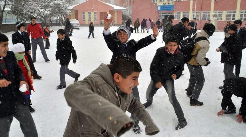 Yozgat'ta Kar En Çok Çocukları Sevindirdi