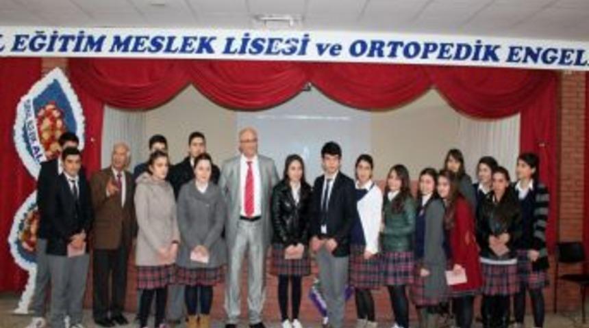 Turhal'da Takdir Alan 550 Lise Son Sınıf &Ouml;ğrencisine 100 Lira Nakit Para &Ouml;d&uuml;l&uuml;