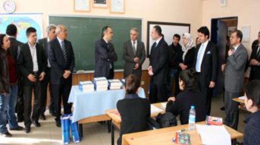 İneg&ouml;l Belediyesi'nden, Dersaneye Gidemeyen Liselilere Kitap Yardımı