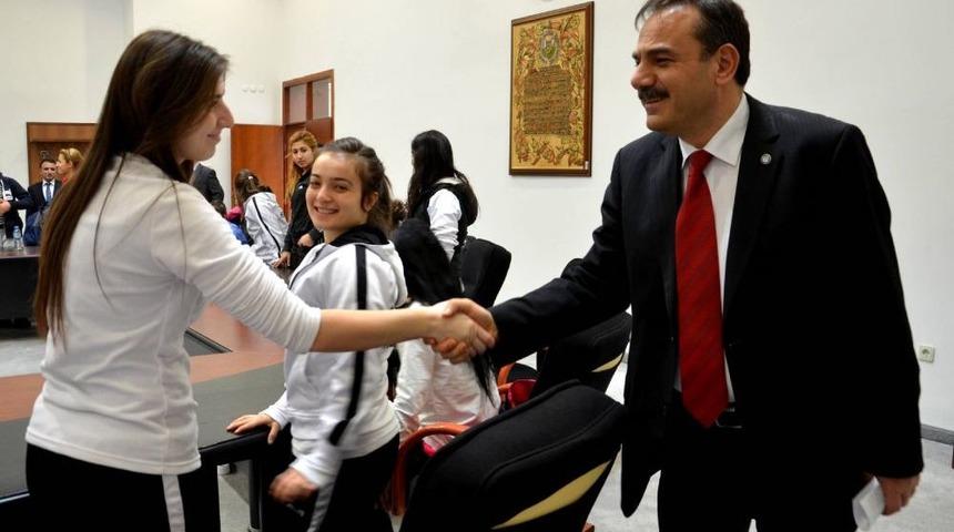 Rekt&ouml;r Coşkun, Bayan Hokey Takımını Kabul Etti