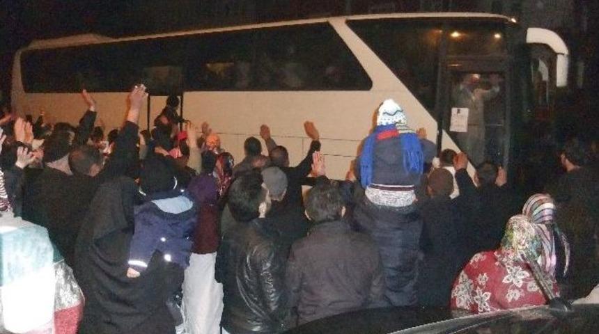 Umre Yolcuları, Dua Ve G&ouml;zyaşları İle Uğurlandı