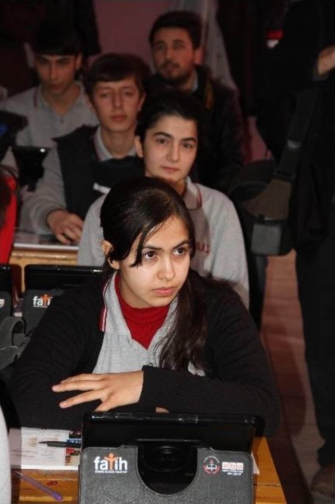 Diyarbakır&rsquo;da Tablet Bilgisayar Dağıtıldı