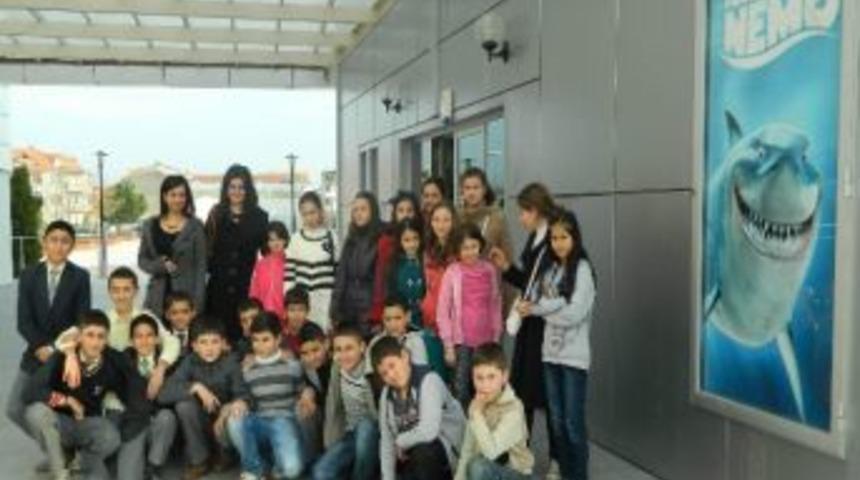 &Ouml;ğrenciler, Sinemada Stres Attılar