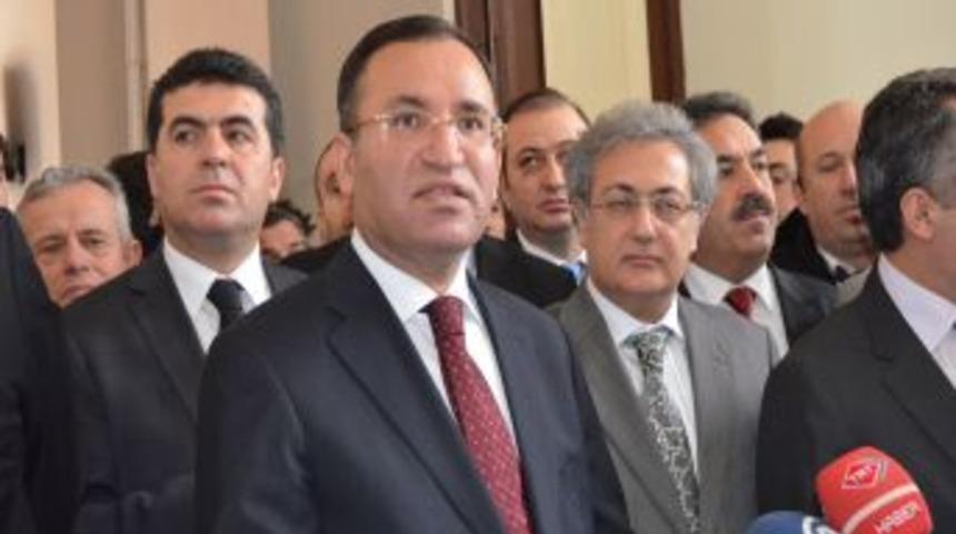 Bozdağ: Başkanlık &Ouml;nerisinin Yeni Anayasanın &Ouml;n&uuml;n&uuml; Tıkamasına Izin Vermeyiz