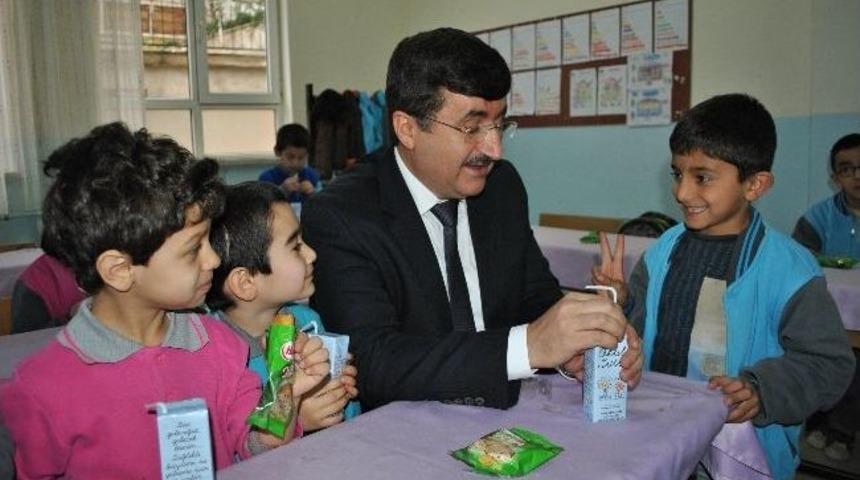 Vali &Ouml;z, Okullarda Tablet Bilgisayar İle S&uuml;t Dağıttı