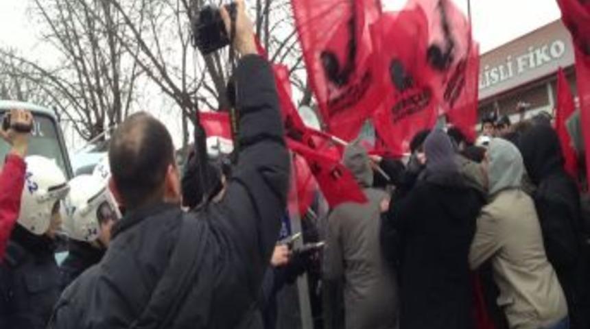 Bayrak Sopalarıyla Polise Saldırdılar