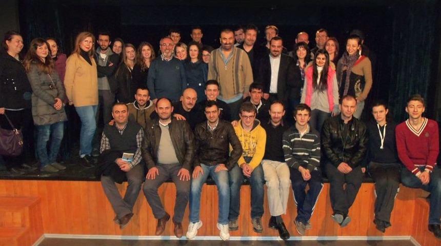 Sanat&ccedil;ı Yılmaz Arıkan, Tiyatro G&ouml;n&uuml;ll&uuml;leriyle Buluştu