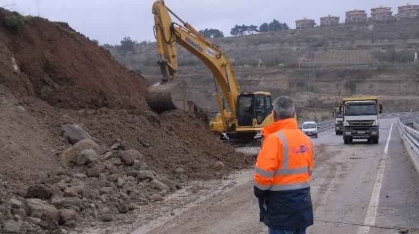 Heyelanın Kapattığı Viyad&uuml;k Trafiğe A&ccedil;ıldı