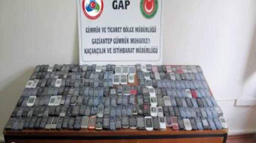 G&uuml;mr&uuml;k Ekiplerinin Operasyonunda 246 Ka&ccedil;ak Cep Telefonu Ele Ge&ccedil;irildi