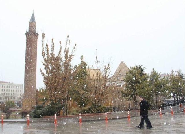 Kırşehir’de Kar Yağışı Başladı