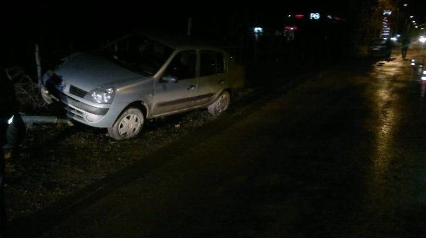 Kontrolden &Ccedil;ıkan Otomobil Direğe &Ccedil;arptı