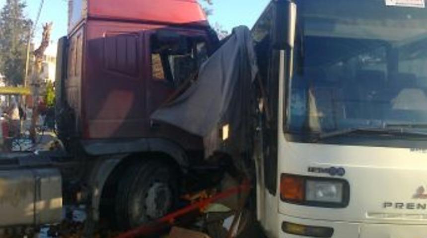 Freni Boşalan TIR Minib&uuml;s Ve Otob&uuml;se &Ccedil;arparak Durabildi