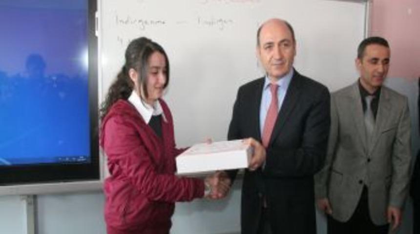 Hakkarili &Ouml;ğrenciler Tabletlerine Kavuştu