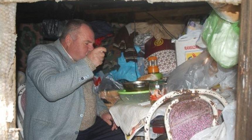 Yıllardır Naylon &Ccedil;adırda Yaşıyor