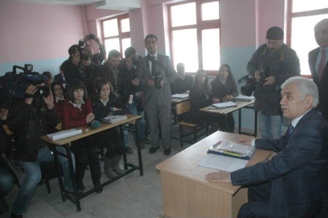 Hakkari&rsquo;de 143 &Ouml;ğrenci Ve &Ouml;ğretmene Tablet Bilgisayar Dağıtıldı