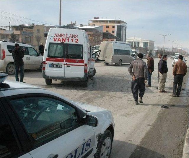 Van’da Trafik Kazası; 2 Yaralı