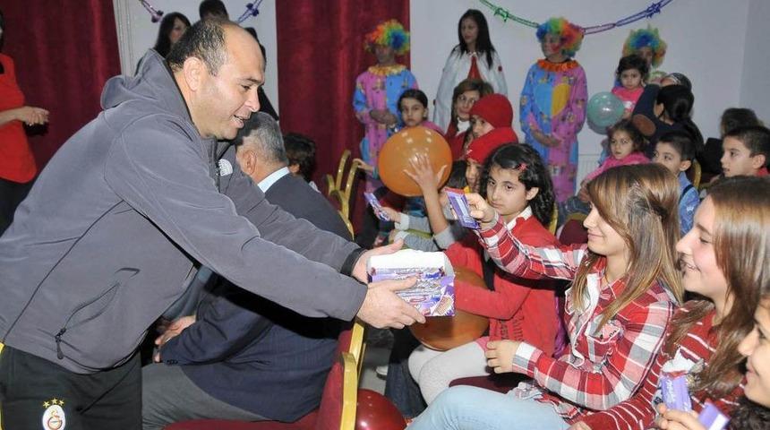 Antren&ouml;rler Yetiştirme Yurdundaki &Ccedil;ocukları Eğlendirdi