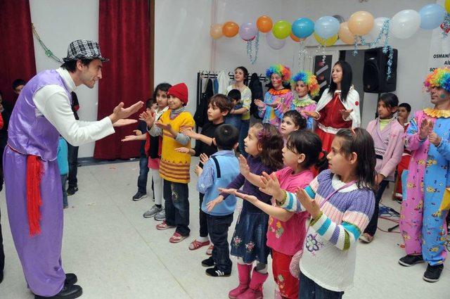 Antrenörler Yetiştirme Yurdundaki Çocukları Eğlendirdi