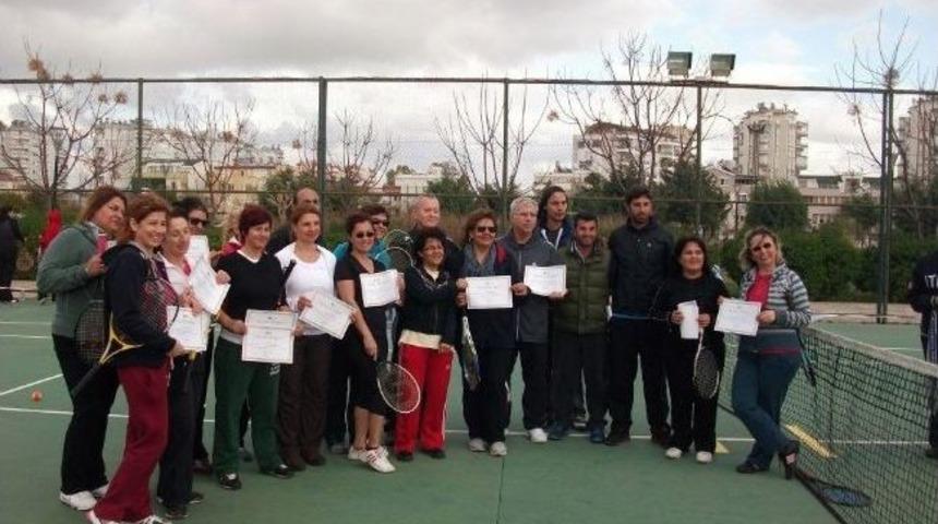 Tenis Kursiyerleri Sertifikalarını Aldı