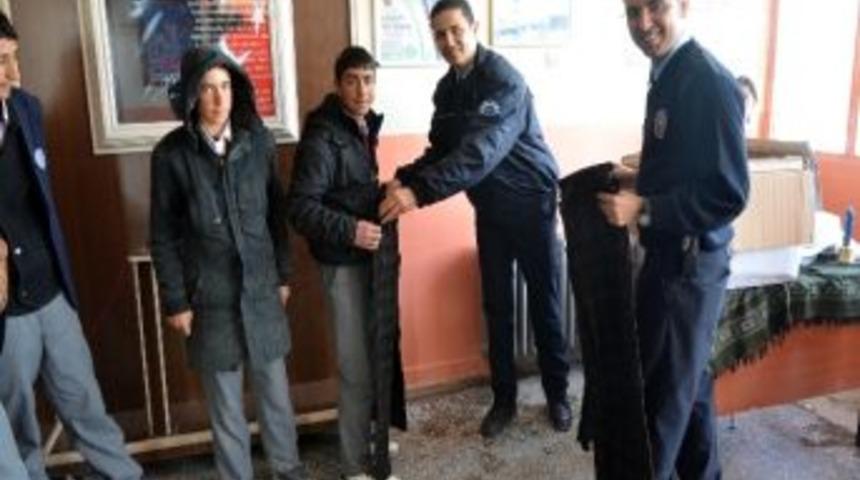 Polisten &Ouml;ğrencilere Giyecek Yardımı
