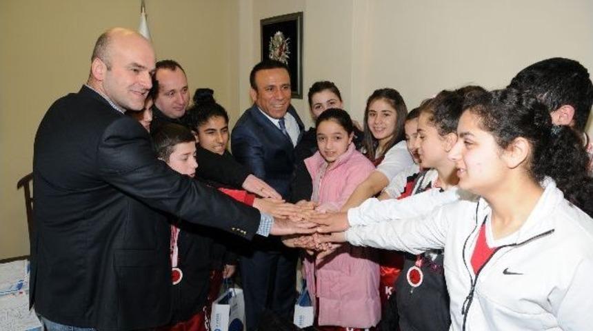 Başarılı Sporculardan Gen&ccedil;&rsquo;e Ziyaret