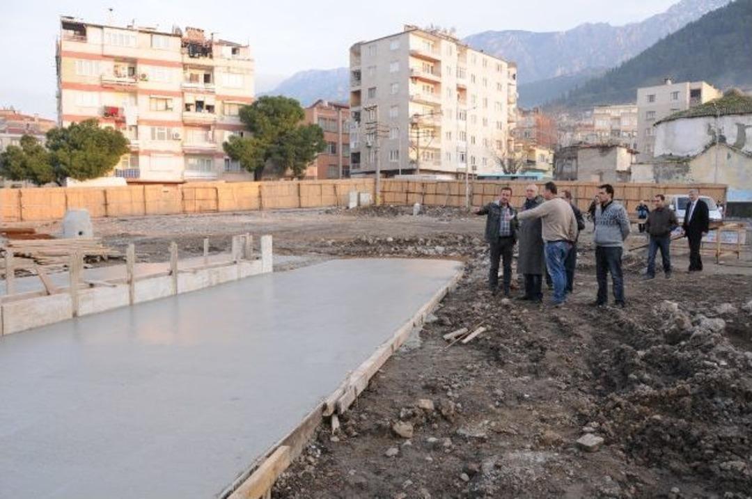 Başkan Erg&uuml;n, Bedesten Meydanı'ndaki &Ccedil;alışmaları İnceledi